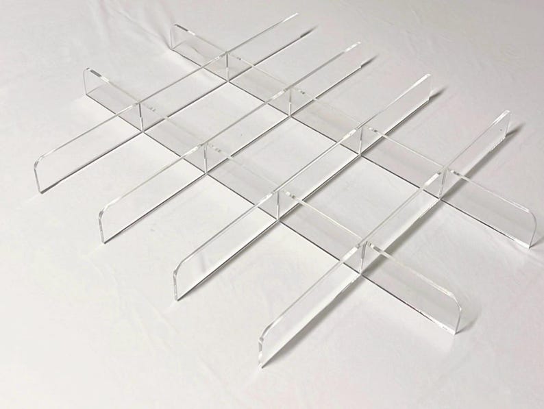 Puede incluir: Un juego de divisores de acr&iacute;lico transparente para organizar estantes. Los divisores est&aacute;n dise&ntilde;ados para crear m&uacute;ltiples compartimentos en un estante.