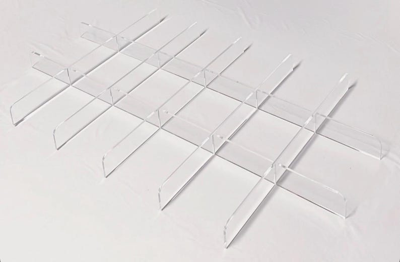 Puede incluir: Los divisores de estanter&iacute;a de acr&iacute;lico transparente crean un patr&oacute;n de cuadr&iacute;cula. Los divisores est&aacute;n dise&ntilde;ados para encajar en una estanter&iacute;a para crear varios compartimentos.