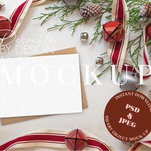Mockup di biglietto da visita A6 Landscape Ribbon and Bells PSD Smart Object, biglietto di auguri vuoto, vacanze natalizie Flatlay, modello di cancelleria