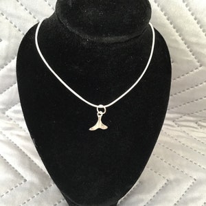 Walvisstaart hanger met 18 inch ketting