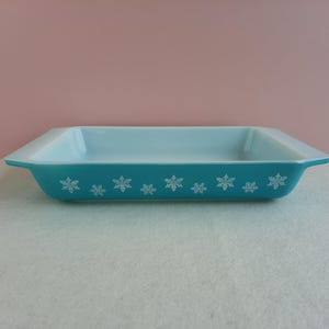50s turquoise Gaiety Snowflake shallow oblong casserole dish | MCM JAJ Pyrex oven baking serving dish with snowflake pattern in bright blue