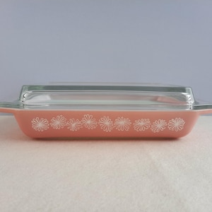 pink daisy shallow oblong casserole dish with lid | 1950s rectangular Space Saver baking dish from Pyrex Tableware 2161 | rare, with daisies