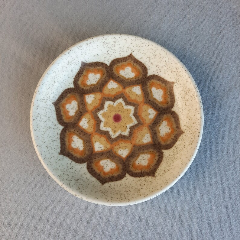 image shows Royal Worcester Palissy Kalabar shallow and deep bowls, and a little dish in 70s geometric design for casual dining