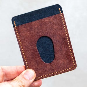 Kaarthouder van volnerfleer – handgemaakt en met de hand gestikt, minimalistisch en duurzaam, gepersonaliseerd cadeau voor hem, Vaderdag of afstuderen