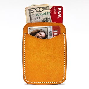 Cartera de cuero minimalista hecha a mano para tarjetas: tarjetero delgado personalizable, regalo personalizado único para hombres, mujeres, esposos, esposas o papás
