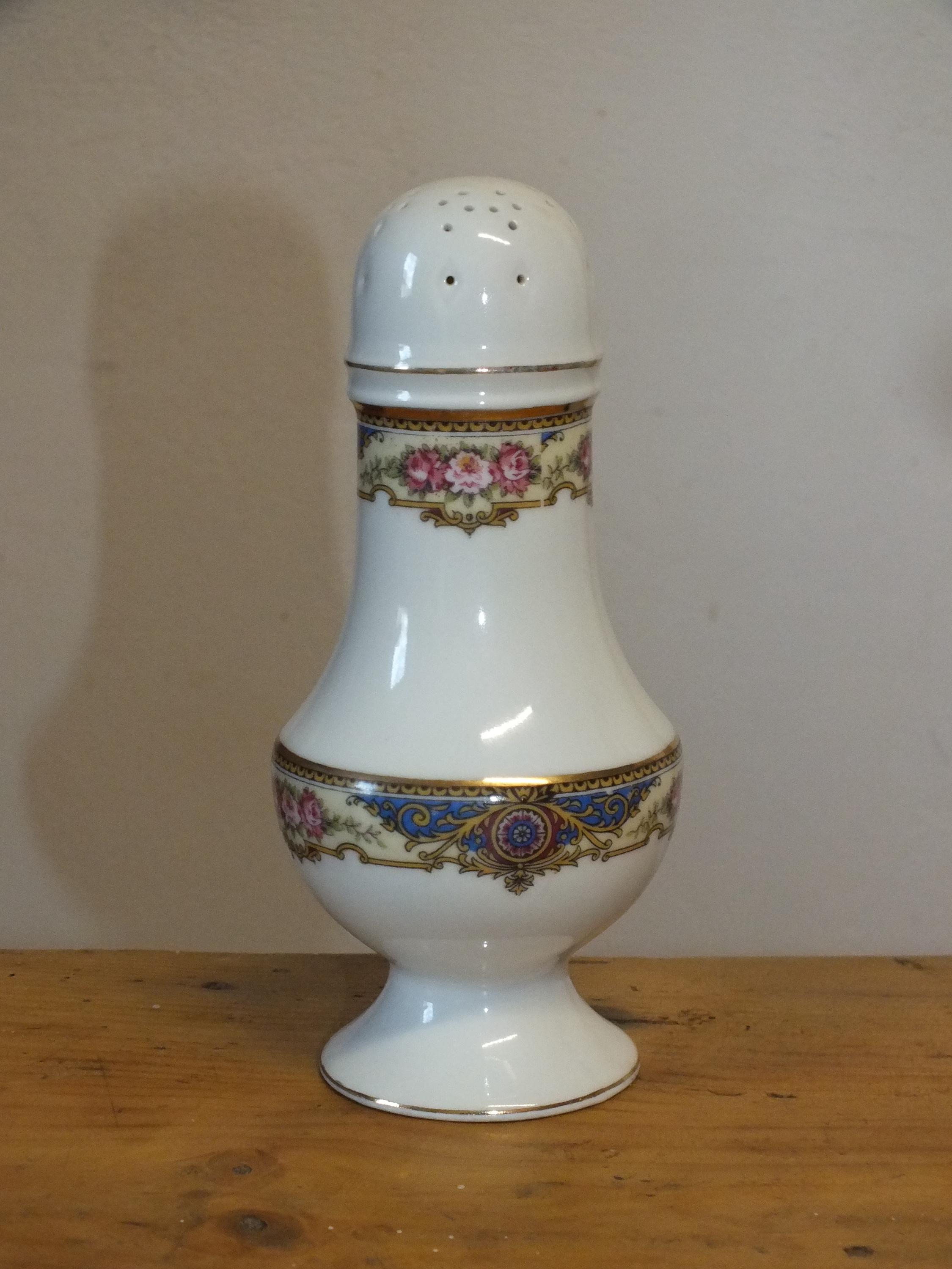 1920 Aspersor de porcelana de Limoges de Legrand, Pompadour, Louis 16