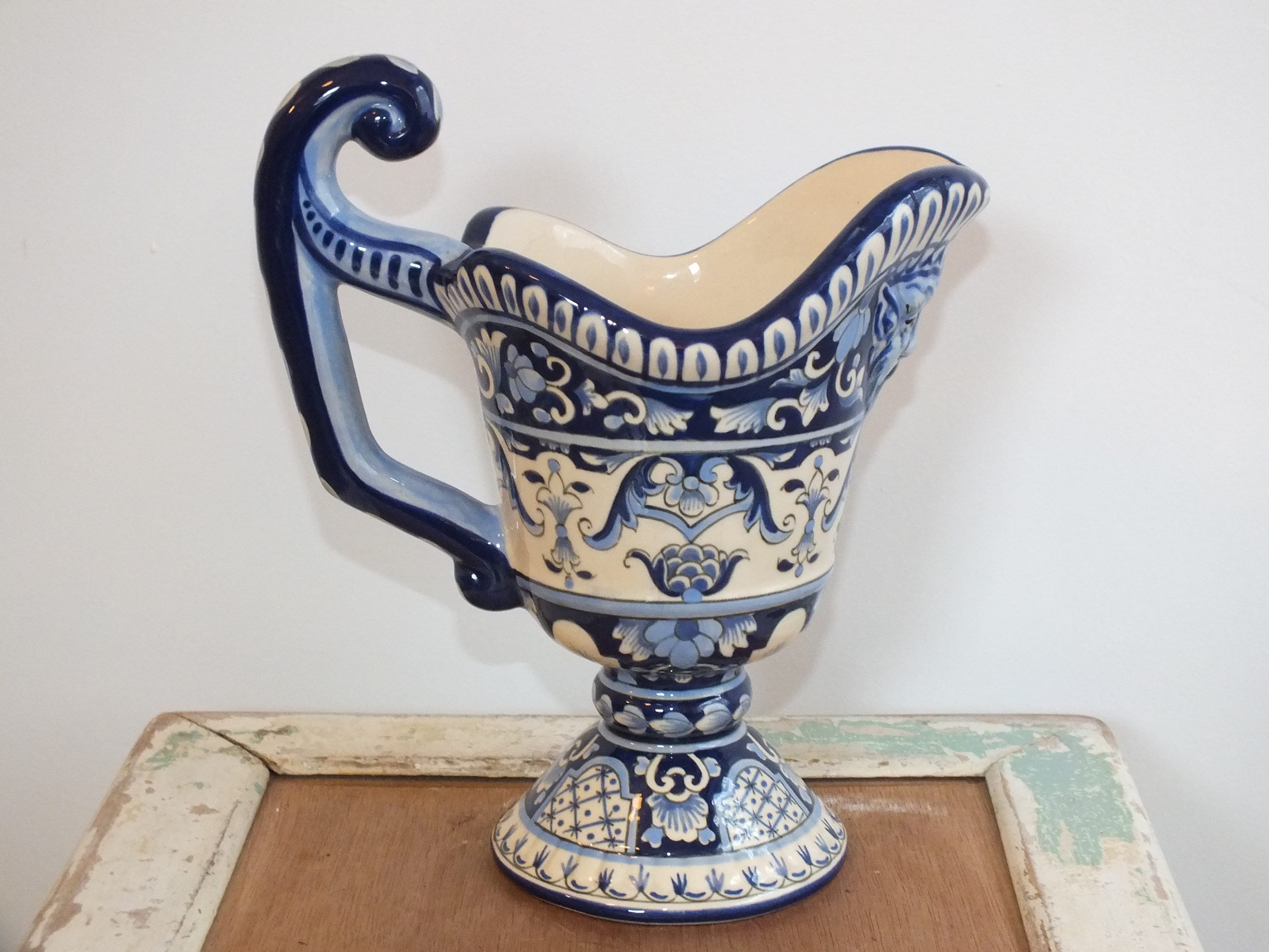 Paire De Pots Couverts En Faience émaillée Peints à La Ma
