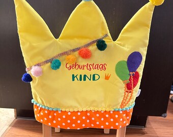 Hoes/sprei voor kinderstoel als kroon voor kinderverjaardag met het opschrift "Birthday Child"