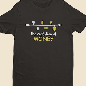 Puede incluir: Camiseta negra con un gráfico que muestra la evolución del dinero, desde una concha hasta un símbolo de Bitcoin, a lo largo de una flecha. El texto "The evolution of MONEY" está en amarillo debajo del gráfico.