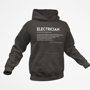 Op de afbeelding: Een donkergrijs hoodie met een witte print die "ELECTRICIAN (Eee-lek-tri-shuan) noun Someone who is down to earth and always positive. Whatever you throw at them, they conduct. Knows watts up with current, still plays with Transformers. Often steps in to make ends meet." zegt.