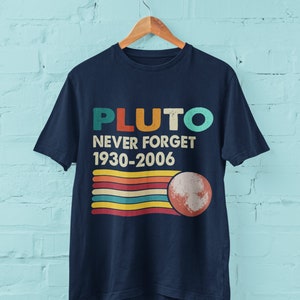 Pluto glöm aldrig 1930-2006 Rolig T-shirt gåva för astronom stjärnskådare
