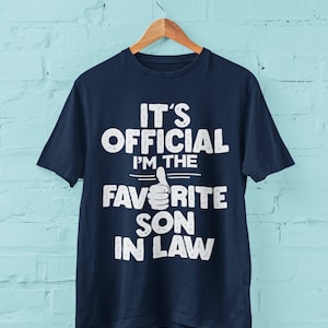 Camiseta divertida Es oficial Soy el yerno favorito con grandes pulgares hacia arriba que cubren las letras regalo de broma para el yerno esposo nuevo papá