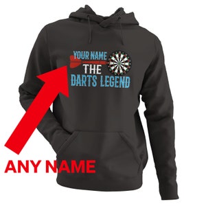Op de afbeelding: Een donkergrijze hoodie met een dartbord- en dart-afbeelding. De tekst "YOUR NAME THE DARTS LEGEND" is op de hoodie gedrukt.