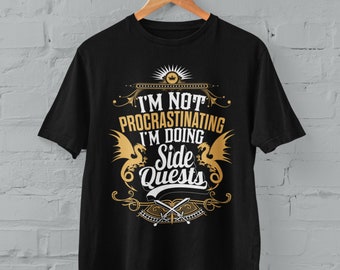 先延ばしなんかじゃない、サイドクエストをやっているよ、面白いゲーマーTシャツ