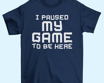 面白いゲーマーTシャツ：ゲームを一時停止しました - レトロな8ビットスタイル