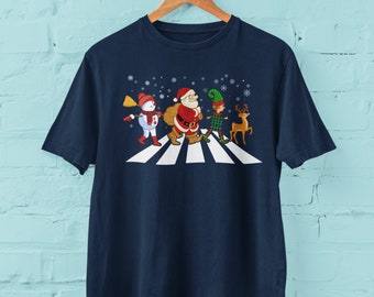 Xmas Road T-shirt de Noël amusant avec Père Noël, bonhomme de neige, elfe et renne traversant une route comme une abbaye