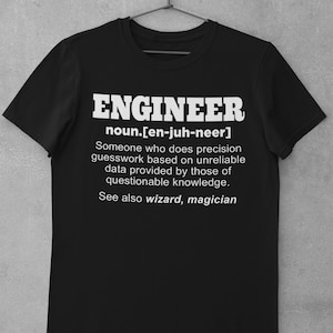 以下が含まれることがあります： 黒い半袖Tシャツ。白い文字で「ENGINEER noun.[en-juh-neer] Someone who does precision guesswork based on unreliable data provided by those of questionable knowledge. See also wizard, magician.」とプリントされています。