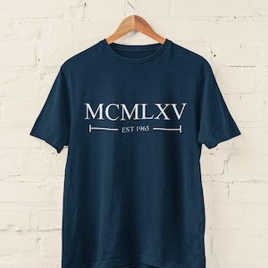 T-shirt 60e anniversaire pour anniversaire en 2025 1965 en chiffres romains est 1965 Idées cadeaux 60e cinq couleurs et neuf tailles MCMLXV