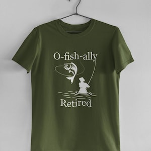 Peut inclure: Un t-shirt vert avec un graphique blanc d'un pêcheur avec un poisson au bout de la ligne. Le texte sur le t-shirt est "O-fish-ally Retired".