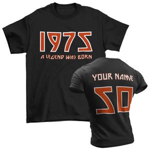 PERSONALIZED 50. Geburtstag T-Shirt 2025 Shirt 1975 Eine Legende geboren Heavy-Metal-Rock-Stil mit benutzerdefiniertem Namen und Alter auf dem Rücken BY36