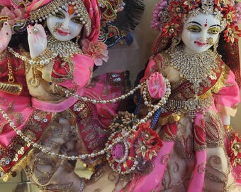 Statua di Radha Krishna fatta a mano da 38 cm / Idolo in polvere di marmo / Base da 7,6 cm / Bellissimo abito rosa / Statua decorativa spirituale per Vrindavan