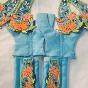Gaura Nitai Stickerei Kleid, Handgefertigtes Seiden Dhoti Kurta Set für Gourang Gottheiten, Vrindavan Made Outfit für ISKCON und Home Worship