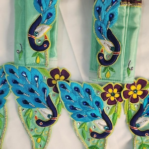 Wunderschönes besticktes Gaura Nitai Outfit, handgefertigtes Devotionalienkleid für die Gourang-Anbetung, kundenspezifisches Seiden-Dhoti Kurta von Vrindavan Artisans