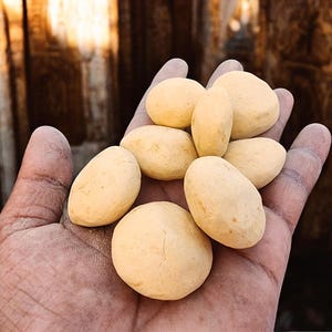 braj raj i liten pedaform , vrindavan raj , 1 liten form-30gram, helig raj , religiös vrindavan damm ,