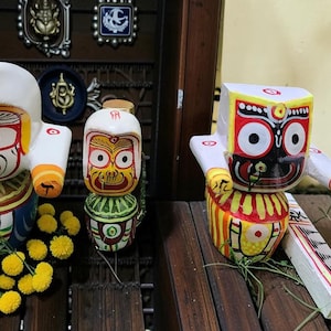 Neemträstatyer, 10 cm stora Jagannath Baldev Subhadra-statyer – Handgjord andaktsdekor från heliga Vrindavan-trägudar för tillbedjan och gåva