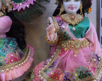Statua di Radha Krishna in polvere di marmo, realizzata a mano, alta 30 cm, con abito rosa e verde, base di 7,5 cm, peso 1 kg, proveniente da Vrindavan, ideale per decorazioni di templi.