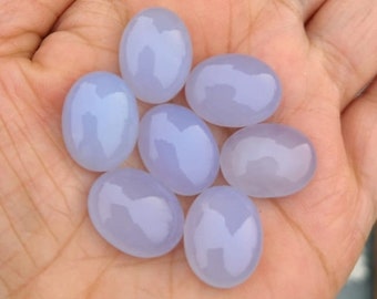 Naturalny owalny kaboszon z chalcedonu o wymiarach 16×12 mm. Kalibrowany kamień szlachetny z niebieskiego chalcedonu.