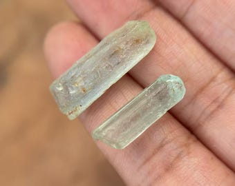 アクアマリン原石。宝石原石、11x10x6 mm、美しい青色の魅力的な結晶