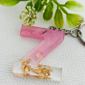 Gepersonaliseerde initiaal hars sleutelhanger Met fonkelende letter sleutelhanger, hars sleutelhanger, gepersonaliseerde sleutelhanger Handgemaakte hars initiaal sleutelhanger