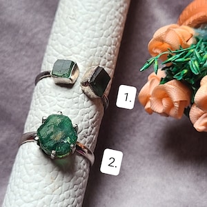 Ruwe smaragdring, zilveren smaragdgroene ring Ruwe smaragdgroene ring, groene smaragdgroene ring, edelsteenring, ring van de geboortesteen van mei, sieraden voor vrouwen