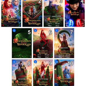 Könnte beinhalten: Eine Sammlung von zehn Werbeplakaten für Disney Descendants: The Rise of Red, die Charaktere wie Red, Hazel Hook, Max Hatter und die Herzkönigin in einer Wunderland-Umgebung mit Formschnittgehölzen, Schlössern und leuchtenden Farben zeigen.
