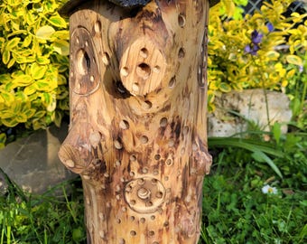 Naturaleza y arte, hotel de madera para insectos, ayuda para la anidación de abejas silvestres, casa rústica natural para insectos, hecha a mano, funcional y decorativa.