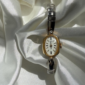 Vintage Timex Women’s Quartz Watch – Two-Tone Oval Face, Expandable Band