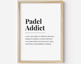 Puede incluir: Impresión enmarcada con las palabras "Padel Addict" en negrita negra. Debajo, una definición del término impresa en negro más pequeño. El marco es de color marrón claro.