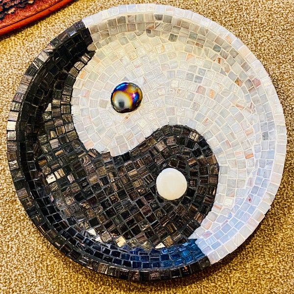 Bain d'oiseaux en mosaïque Yin et Yang