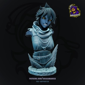 Könnte beinhalten: Eine blau getönte Büste einer stilisierten Figur mit gelben Augen und einem Grinsen. Die Figur trägt ein detailliertes Outfit mit Schal und Gürtel. Der Sockel ist strukturiert, und das Bild enthält den Text "PATREON.COM/BULKAMANCER" und "PRE-SUPPORTED".