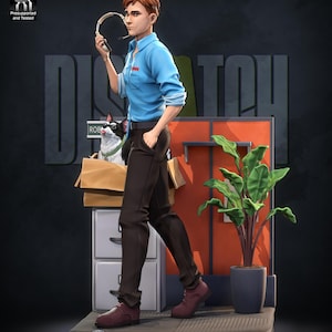 Könnte beinhalten: Figur eines Mannes in einem blauen Hemd und dunkler Hose, der ein Headset hält. Ein schwarz-weißer Hund sitzt in einem Pappkarton. Das Wort "DISPATCH" ist im Hintergrund. Eine Topfpflanze befindet sich rechts. Die Basis trägt den Text "Patreon.com | Neko Figurines".