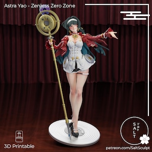 Könnte beinhalten: Astra Yao Figur aus Zenless Zero Zone, ein 3D-Druckmodell. Die Figur ist eine Frau in einem weiß-schwarzen Kleid mit roter Jacke, die einen goldenen Stab hält. Die Figur steht auf einer weißen, kreisförmigen Basis.