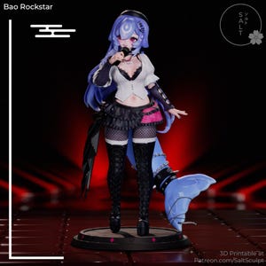 Könnte beinhalten: 3D-gedruckte Figur eines weiblichen Anime-Charakters, der ein Mikrofon hält. Sie trägt ein weißes Oberteil, einen schwarzen Rock und Oberschenkelstiefel. Die Figur hat blaue Haare und einen blauen Schwanz. Der Text "Bao Rockstar" steht oben links.