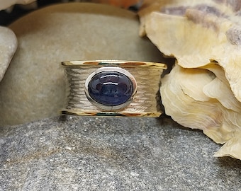 Ring with sapphire 925/- silver 585/- gold width 58 blue, hammered matt polished