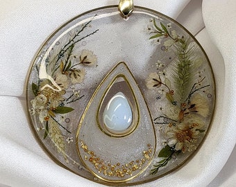 Collana etnica con ciondolo grande, decorato con pietra di luna e fiori bianchi pressati, eleganza bohémien in una collana lunga da sposa
