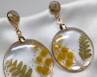 Boucles d'oreilles audacieuses avec de vraies fleurs jaunes et des détails en pierre d'œil de chat blanc, élégantes boucles d'oreilles cottagecore avec des fleurs de mimosa
