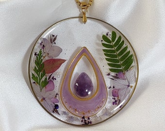 Collana etnica lunga con pendente artigianale impreziosito da pietra viola in ametista, fiori veri pressati viola, rossi e foglia oro