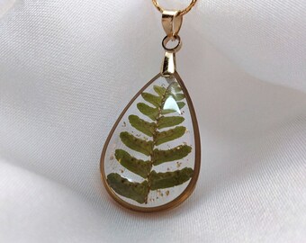 simple necklace with fern, botanical necklace with green leaf, cottagecore necklace with plants, resin pendant with pressed fern