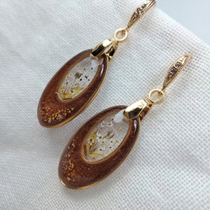 Resin earrings with real dried flowers, handcrafted jewellery, botanical cottagecore style, pearl copper colour earrings with white flowers