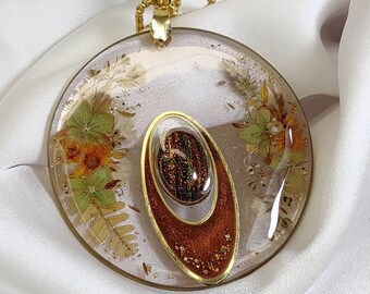 Collana lunga con pietra in vetro dicroico, fiori veri verdi e arancioni, resina effetto rame, impreziosito da dettagli in foglia oro